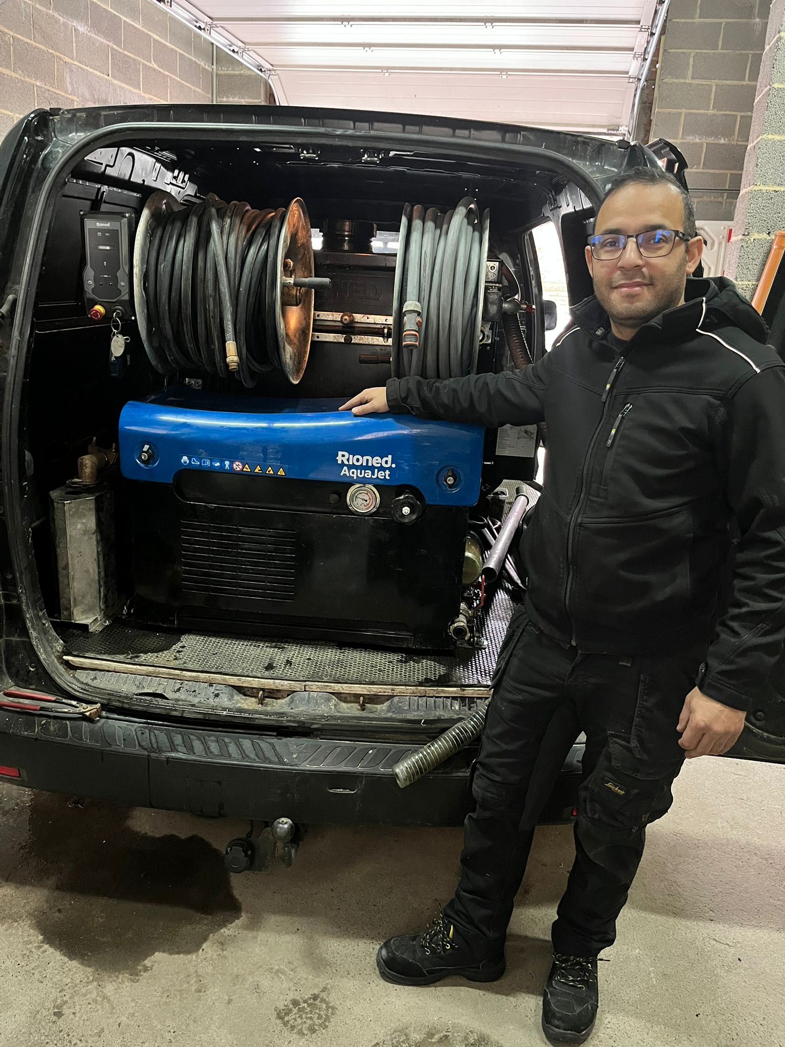 Fontanero profesional con equipos de calidad